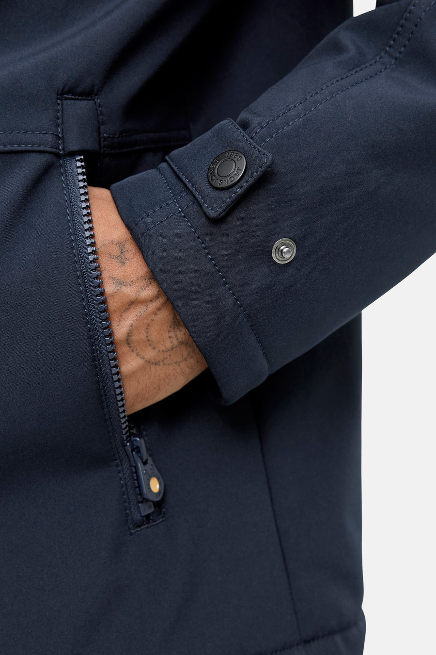 Veste courte bleue de PREMIUM BLUE by JACK & JONES, avec fermeture éclair et détail de bouton sur la manche.