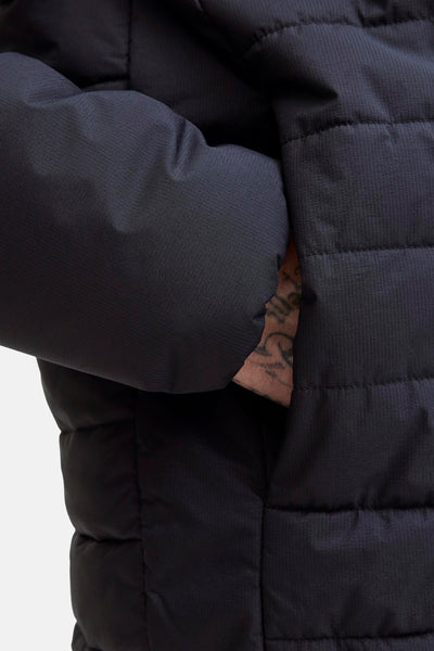 Imperméable noir de JACK & JONES avec une main tatouée dans la poche.