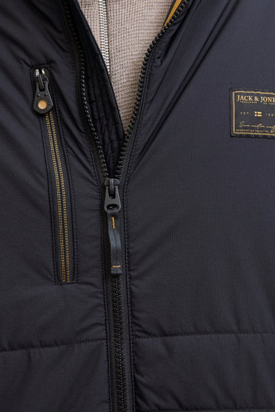Imperméable noir par JACK & JONES avec fermeture éclair et badge logo sur la poitrine.
