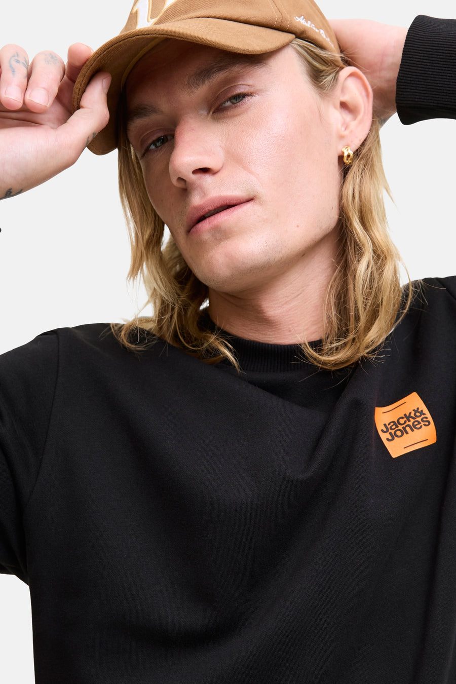 Sweat-shirt noir par ORIGINALS BY JACK & JONES avec un logo orange décoratif.