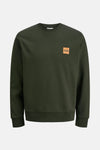 Sweat vert à col rond de ORIGINALS BY JACK & JONES, avec un logo carré orange sur la poitrine.