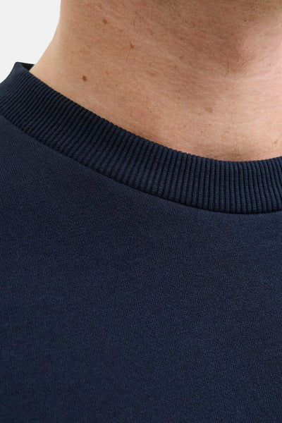 Sweat-shirt bleu marine à col rond par ORIGINALS BY JACK & JONES, texture lisse et col côtelé.