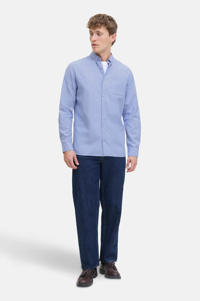 Chemise bleue à manches longues par PREMIUM by JACK & JONES, portée sur un t-shirt blanc avec un jean bleu foncé et des chaussures marron.
