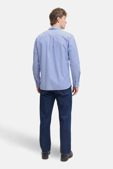 Chemise bleue à manches longues de PREMIUM by JACK & JONES, vue de dos, portée avec un jean foncé et des chaussures marron.
