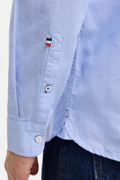 Chemise à manches longues bleue de PREMIUM by JACK & JONES, détail de boutonnière et empiècement rayé visible.