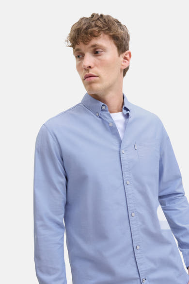 Chemise à manches longues bleue de PREMIUM by JACK & JONES, avec poche poitrine discrète et coupe classique.