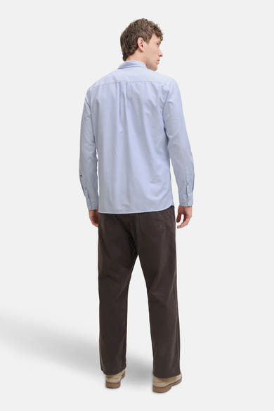 Chemise à manches longues bleue rayée by PREMIUM by JACK & JONES, vue de dos, portée avec un pantalon marron.
