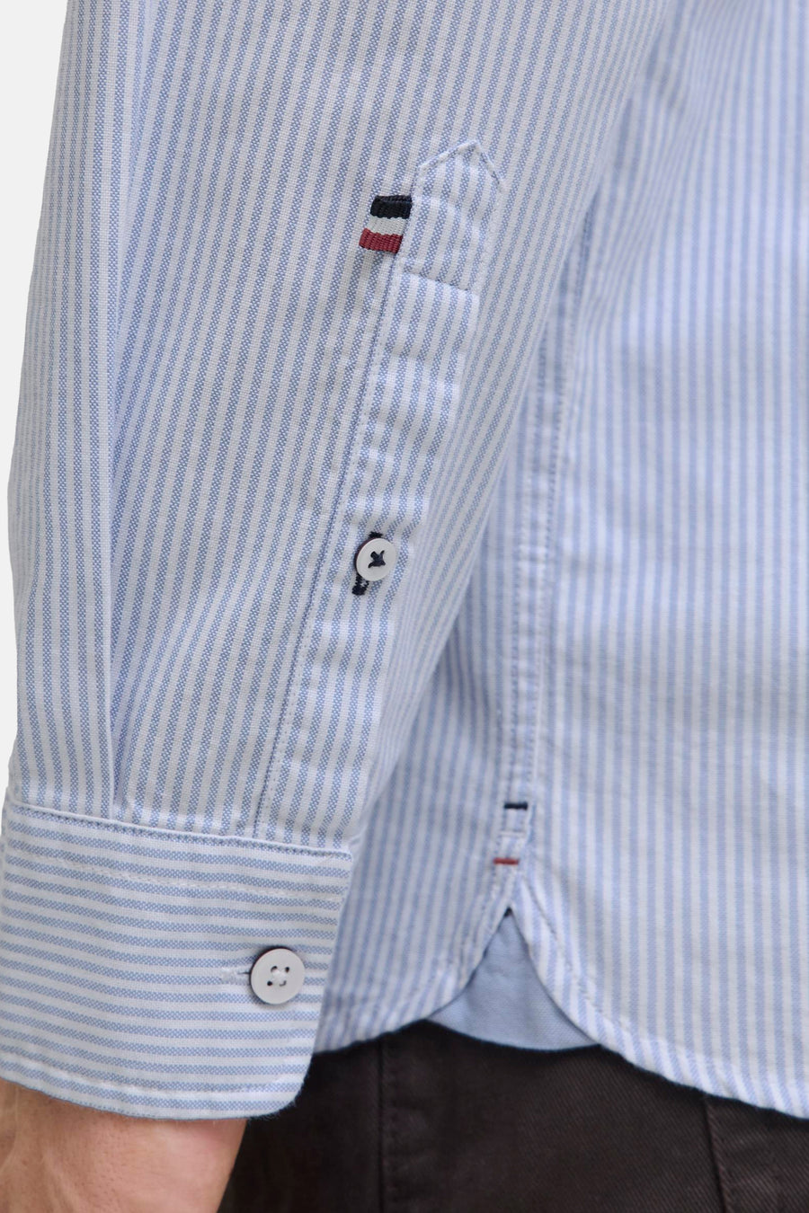 Chemise à manches longues bleue à rayures by PREMIUM by JACK & JONES, avec des détails tricolores décoratifs.
