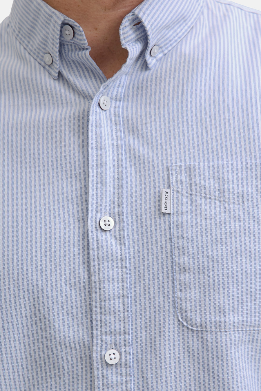 Chemise à manches longues bleue à rayures fines de PREMIUM by JACK & JONES, avec poche poitrine.
