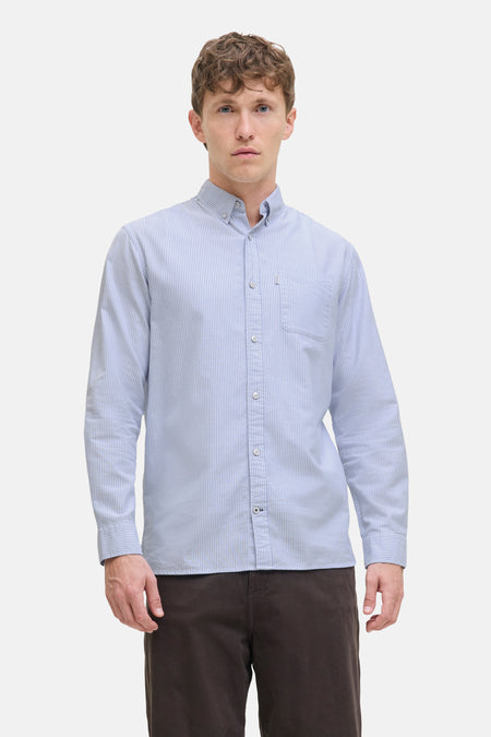 Blauwe gestreepte blouse met lange mouwen van PREMIUM by JACK & JONES, met borstzak en bruine broek.