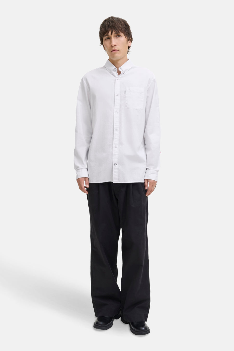 Wit overhemd met lange mouwen van PREMIUM by JACK & JONES, gedragen met een wijde zwarte broek.