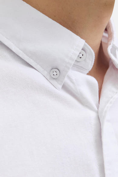 Wit overhemd met lange mouwen van PREMIUM by JACK & JONES, met decoratieve knopen en een button-down kraag.