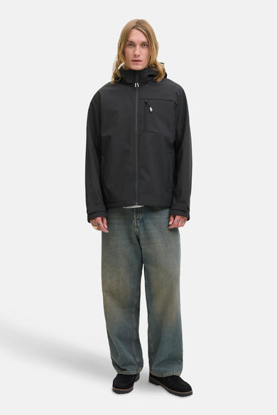 Veste courte noire de JACK & JONES, portée avec un jean ample et des chaussures bateau.