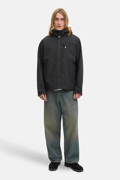 Veste courte noire de JACK & JONES, portée avec un jean ample et des chaussures bateau.