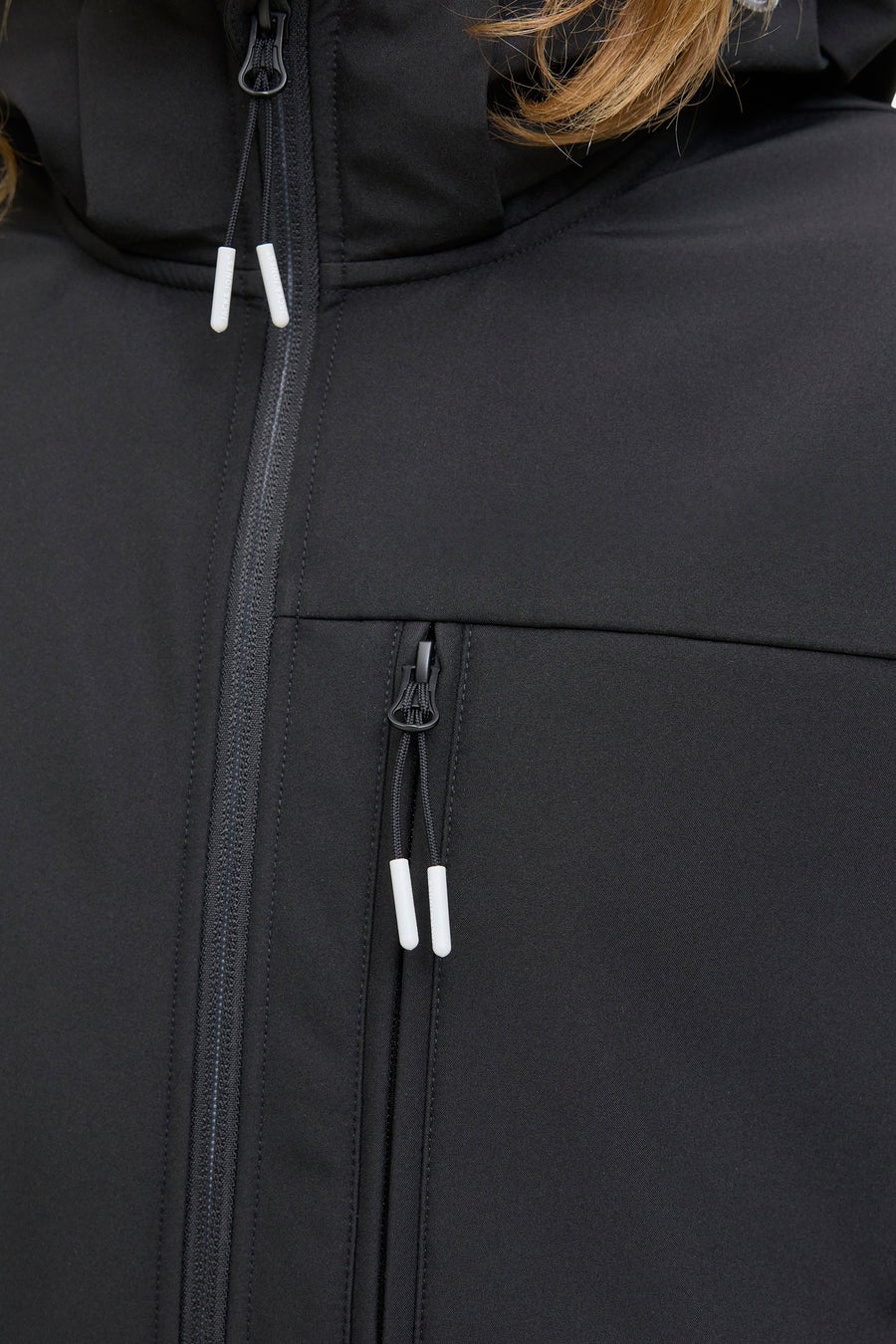 Veste courte noire de JACK & JONES avec fermetures éclair et détails blancs sur les cordons.