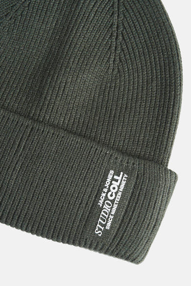 Bonnet vert en maille côtelée de ACCESSORIES BY JACK & JONES, avec un logo blanc imprimé sur le revers.