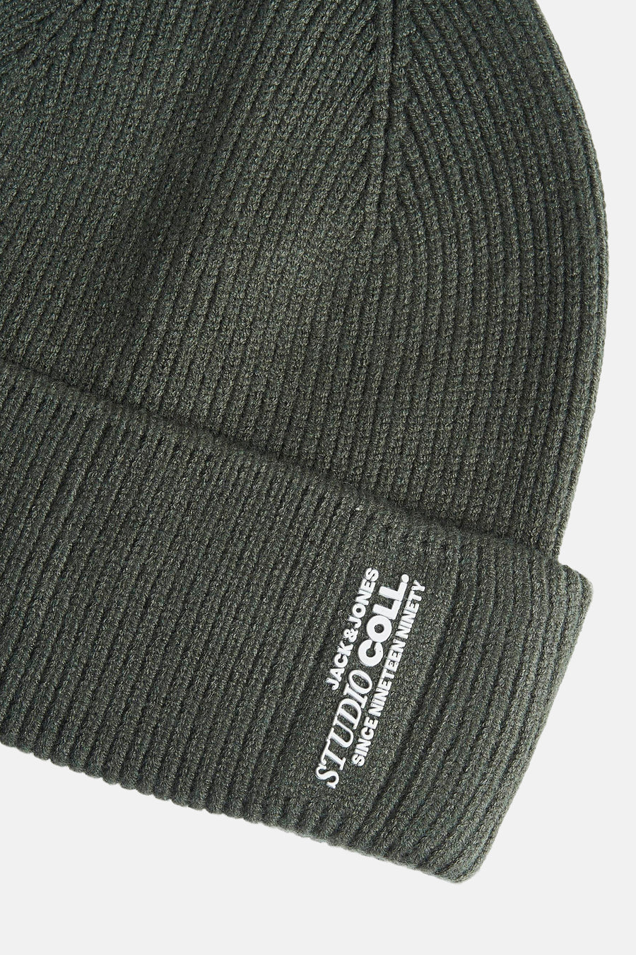 Bonnet vert en maille côtelée de ACCESSORIES BY JACK & JONES, avec un logo blanc imprimé sur le revers.