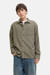 Chemise à manches longues verte à carreaux de JACK & JONES, portée ouverte sur un t-shirt uni et un jean bleu.
