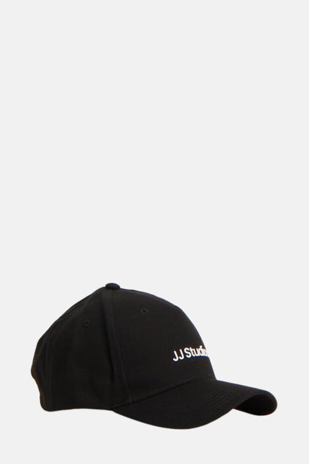 Zwarte pet van ACCESSORIES BY JACK & JONES met wit logo aan de zijkant.