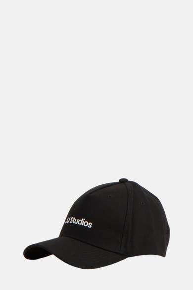 Casquette noire de ACCESSORIES BY JACK & JONES avec logo blanc brodé sur le côté.