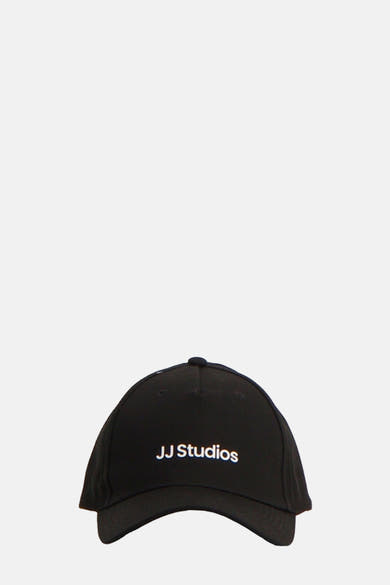 Casquette noire de Accessories by Jack & Jones, avec le logo blanc "JJ Studios" sur le devant.