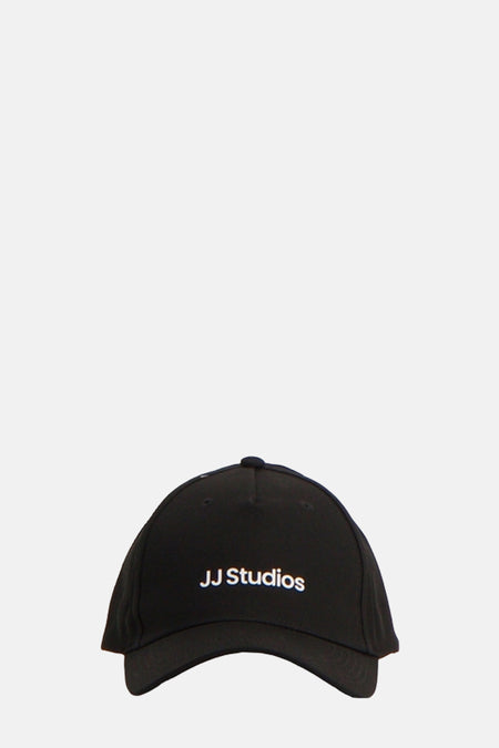 Zwarte pet van Accessories by Jack & Jones, met het witte "JJ Studios" logo op de voorkant.