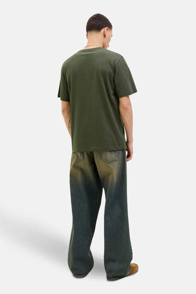 T-shirt à manches courtes vert par ORIGINALS BY JACK & JONES, porté avec un jean ample délavé et des mocassins.