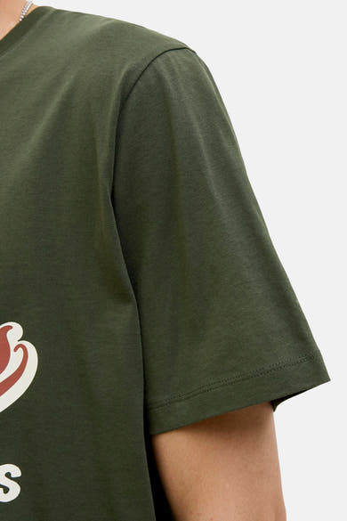 T-shirt à manches courtes vert olive de ORIGINALS BY JACK & JONES, détail du col et de la manche.