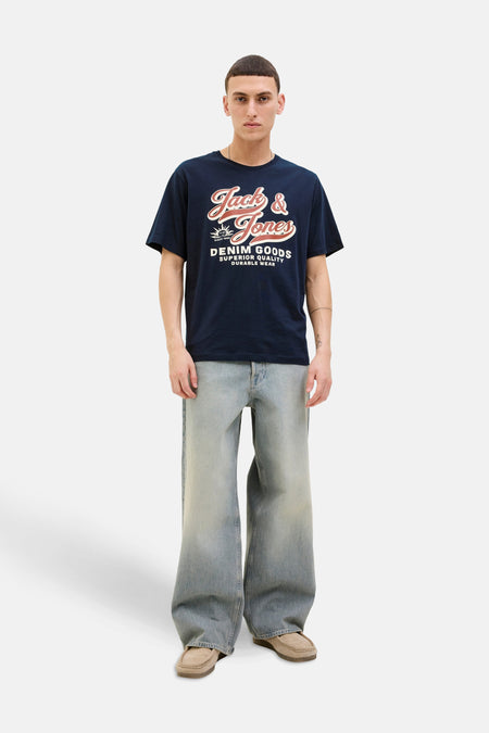 Blauw T-shirt met korte mouwen van ORIGINALS BY JACK & JONES met een print, gedragen met een wijde, uitgewassen spijkerbroek en suède loafers.
