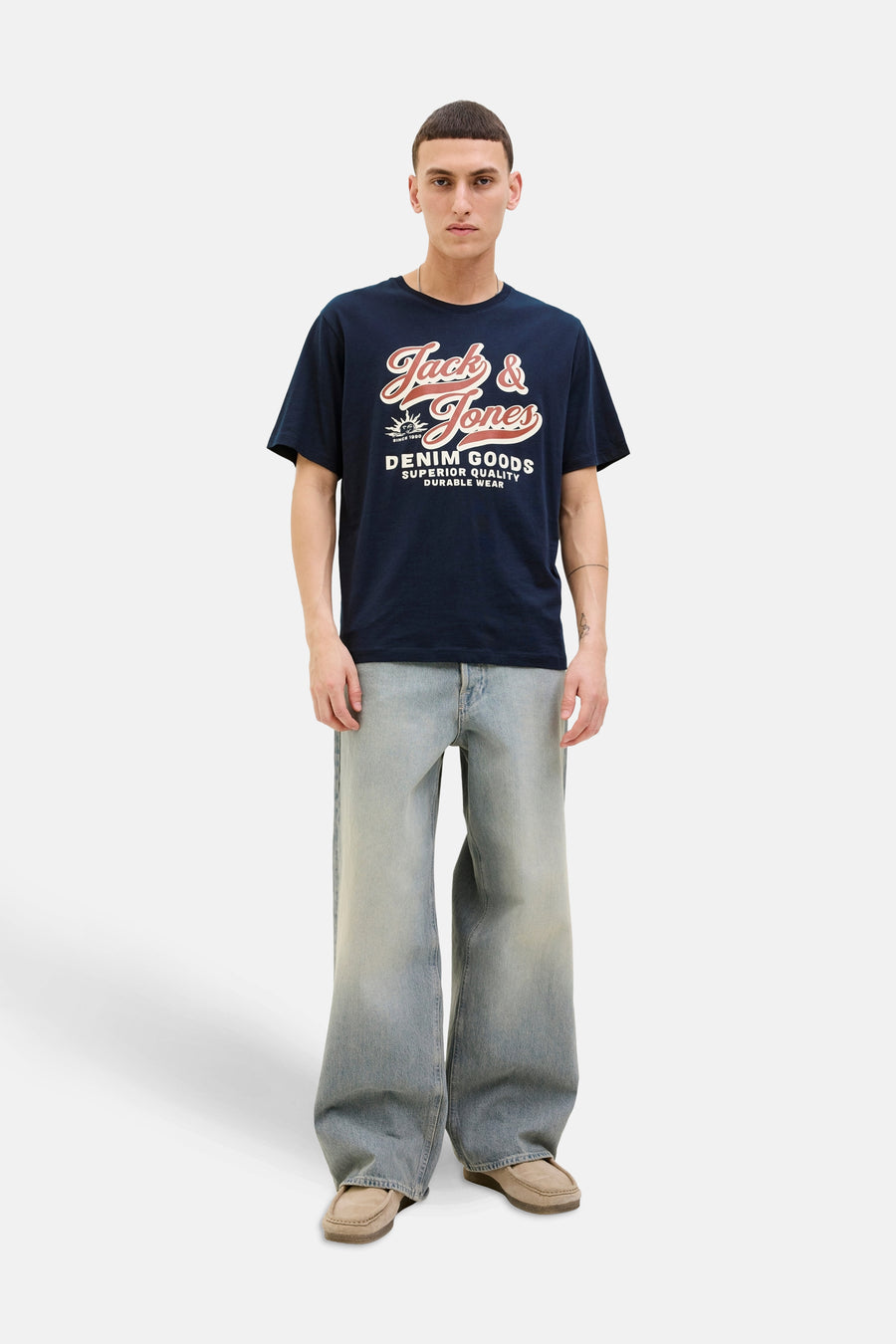 Blauw T-shirt met korte mouwen van ORIGINALS BY JACK & JONES met een print, gedragen met een wijde, uitgewassen spijkerbroek en suède loafers.