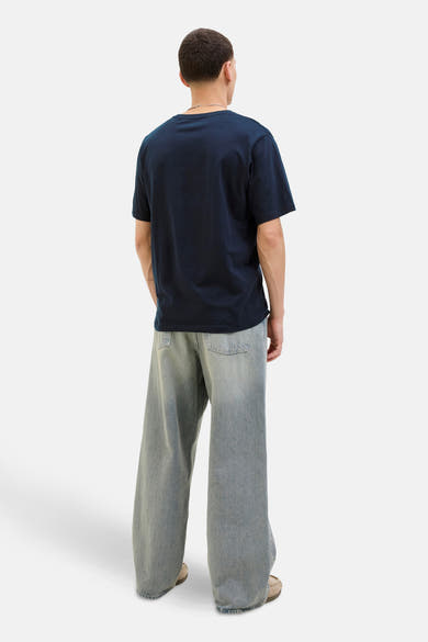 Blauw T-shirt met korte mouwen van ORIGINALS BY JACK & JONES, gedragen met een casual broek.