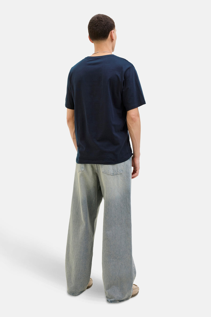 Blauw T-shirt met korte mouwen van ORIGINALS BY JACK & JONES, gedragen met een casual broek.
