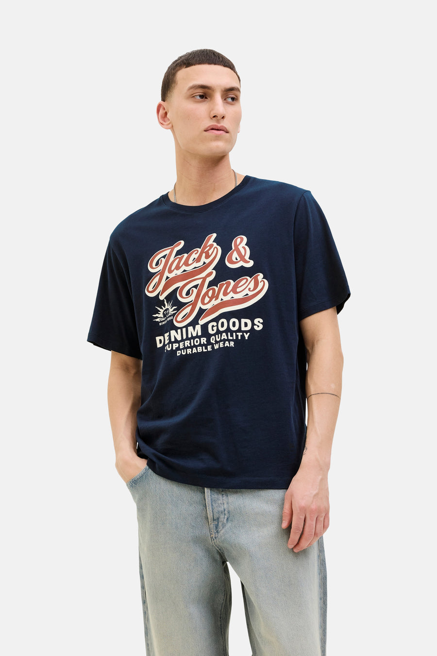 Blauw T-shirt met korte mouwen van ORIGINALS BY JACK & JONES, met grafische print op de voorkant, gedragen met een casual spijkerbroek.