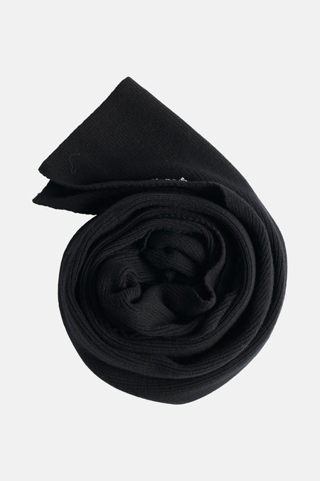 Zwarte sjaal van ACCESSORIES BY JACK & JONES in ribgebreide stof met een zachte, gekreukte textuur.