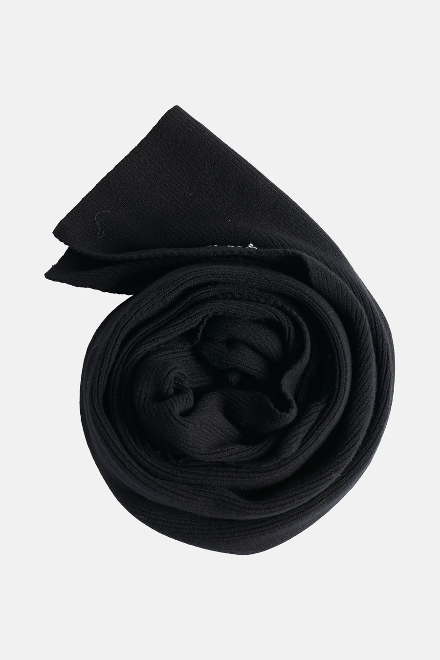 Écharpe noire ACCESSORIES BY JACK & JONES enroulée sur elle-même, avec une texture côtelée visible.