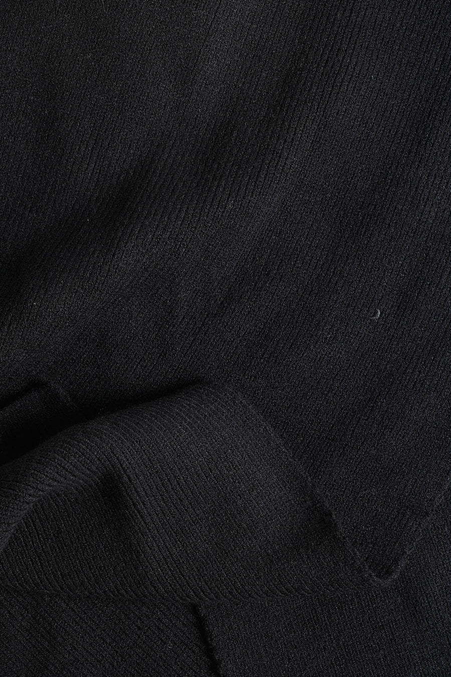 Écharpe noire par ACCESSORIES BY JACK & JONES en tricot côtelé avec une texture douce et froissée.