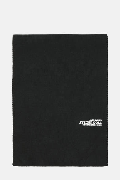 Écharpe noire en maille côtelée par ACCESSORIES BY JACK & JONES, avec un logo imprimé en bas.