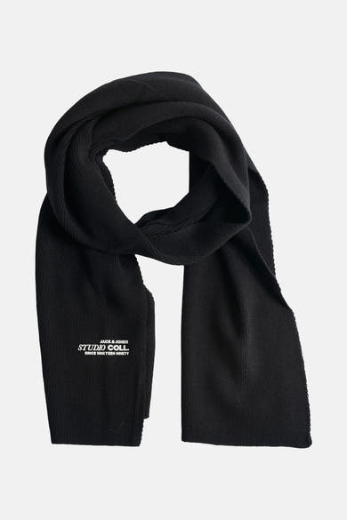 Écharpe noire en maille côtelée par ACCESSORIES BY JACK & JONES, avec un logo imprimé en bas.