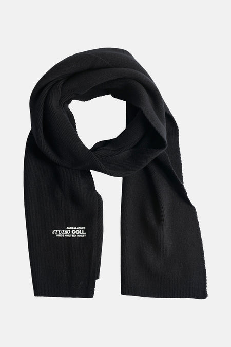 Zwarte geribbelde gebreide sjaal van ACCESSORIES BY JACK & JONES, met een logo-opdruk onderaan.