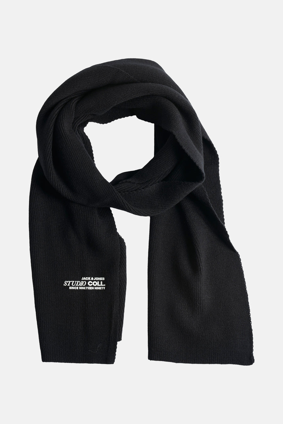 Écharpe noire en maille côtelée par ACCESSORIES BY JACK & JONES, avec un logo imprimé en bas.