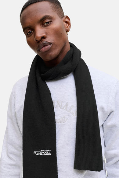 Écharpe noire par ACCESSORIES BY JACK & JONES, en tricot côtelé, portée avec un pull gris clair.