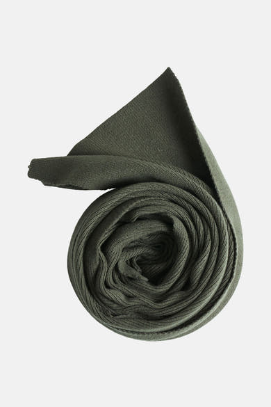 Écharpe verte côtelée by ACCESSORIES BY JACK & JONES enroulée en spirale sur fond uni.