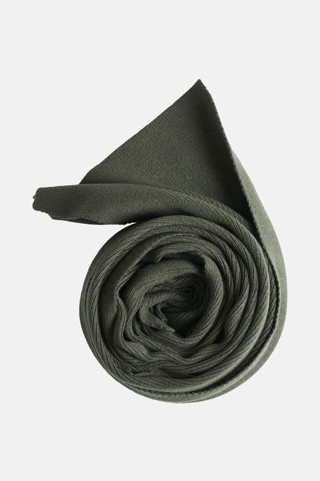 Groene geribbelde sjaal van ACCESSORIES BY JACK & JONES in een spiraal gewikkeld op een effen achtergrond.