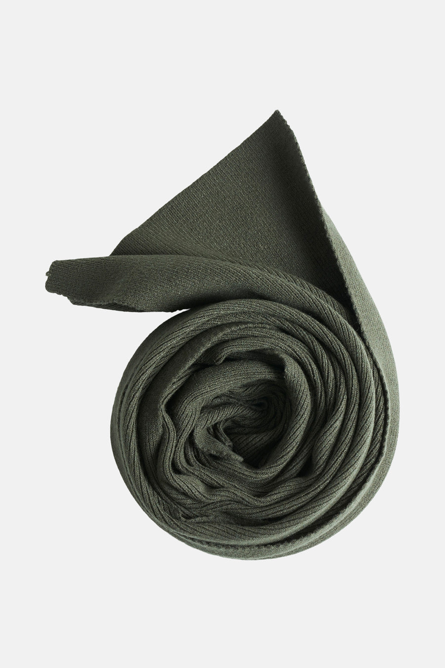 Écharpe verte côtelée by ACCESSORIES BY JACK & JONES enroulée en spirale sur fond uni.