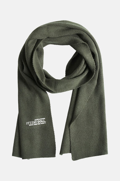 Écharpe vert foncé en maille côtelée par ACCESSORIES BY JACK & JONES, avec logo imprimé en bas.