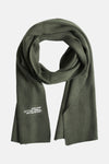 Écharpe vert foncé en maille côtelée par ACCESSORIES BY JACK & JONES, avec logo imprimé en bas.