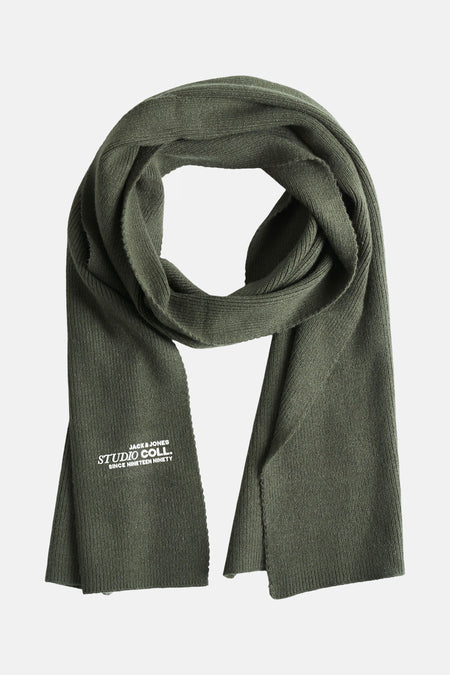 Donkergroene geribbelde gebreide sjaal van ACCESSORIES BY JACK & JONES, met logo opdruk onderaan.