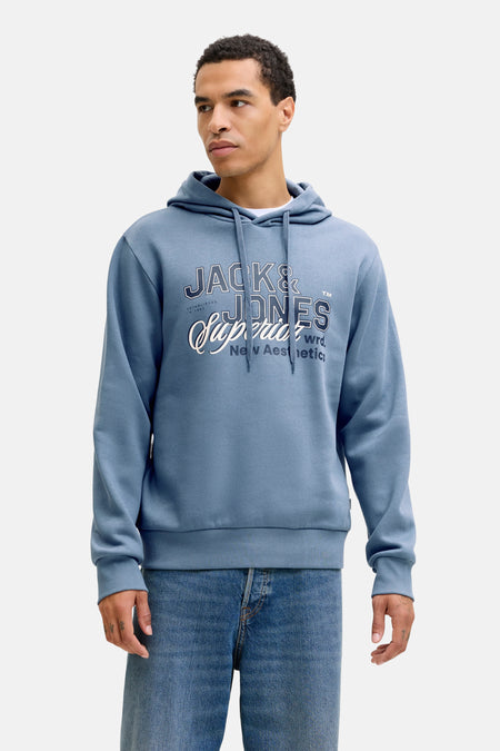 Blauwe hoodie van ORIGINALS BY JACK & JONES, gedragen met een wijde spijkerbroek en bruine bootschoenen.
