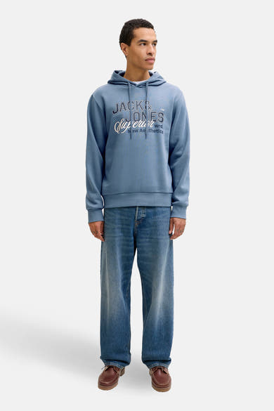 Sweat à capuche bleu par ORIGINALS BY JACK & JONES, porté avec un jean ample et des chaussures bateau marron.