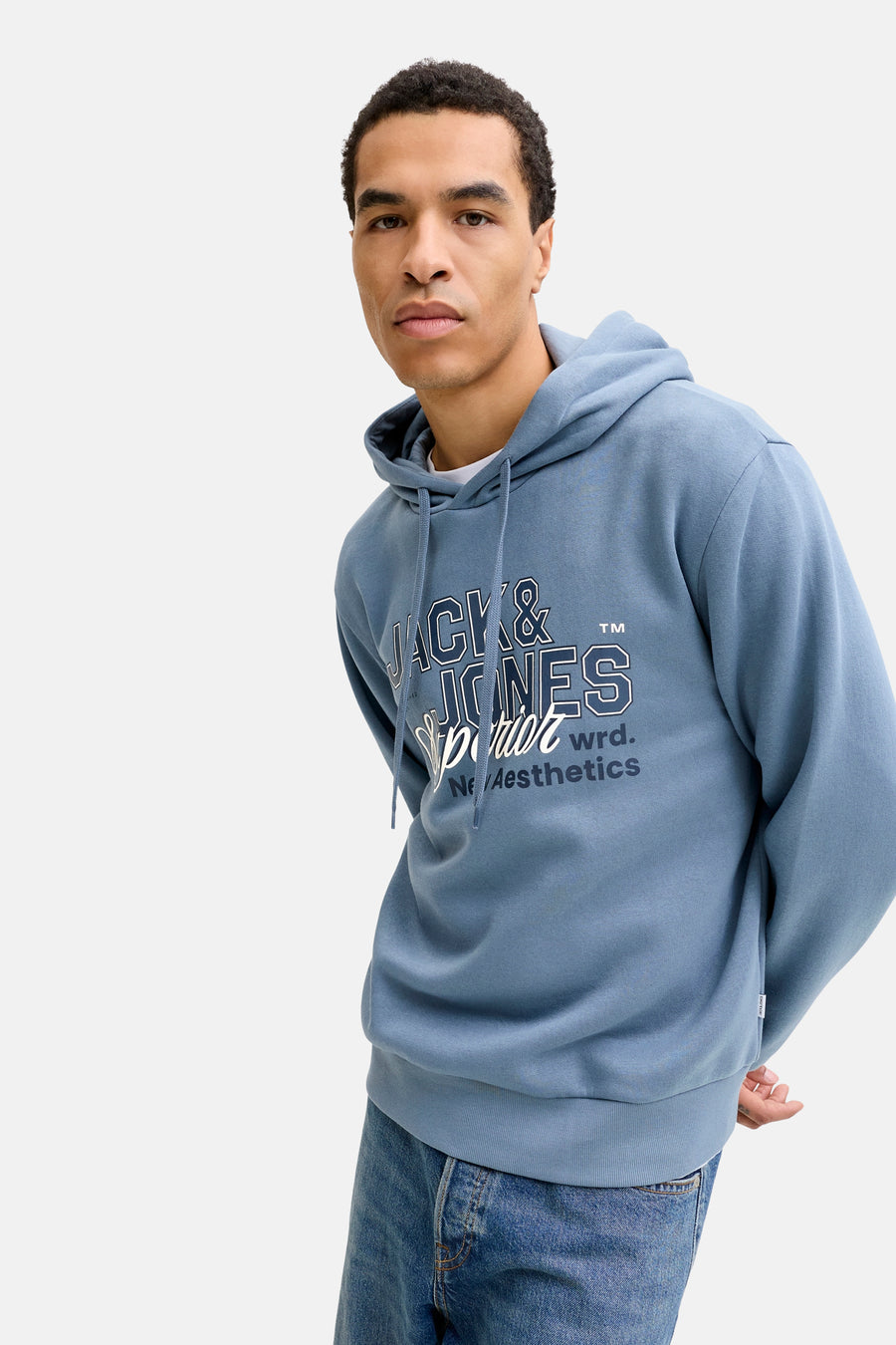 Sweat à capuche bleu de ORIGINALS BY JACK & JONES, porté avec un jean en denim bleu.
